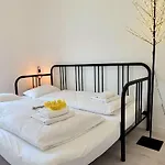 Bast 17: Spacious Mandoria With Parking And Terrace *