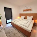 Bast 17: Spacious Mandoria With Parking And Terrace *