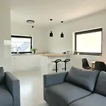 Bast 17: Spacious Mandoria With Parking And Terrace