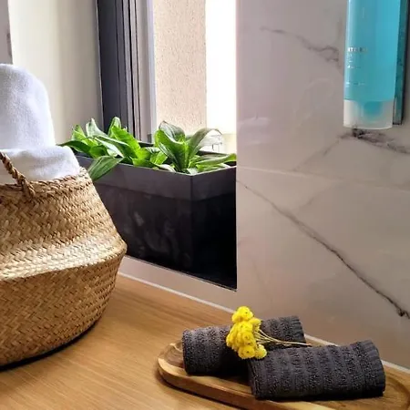 Apartmán 17 Dom Duzy Parking , Mandoria , Ptak , 2 Sypialnie Lub 1 Sypialnia, Taras , Autostrada A1, Kalinowskiego 17e Wifi Lodž